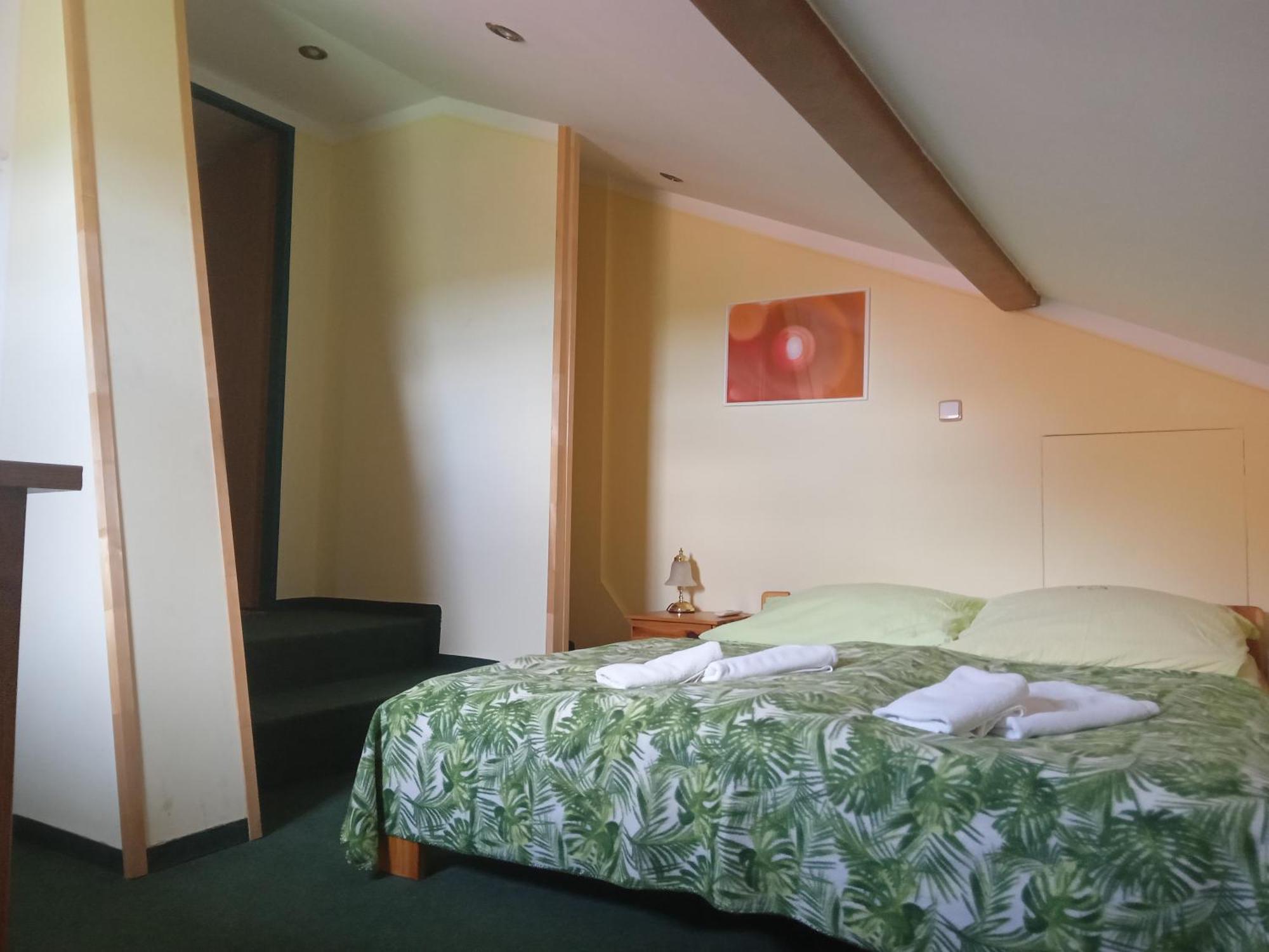 Hotel U Zeleneho Stromu - Zum Gruenen Baum Hřensko Dış mekan fotoğraf