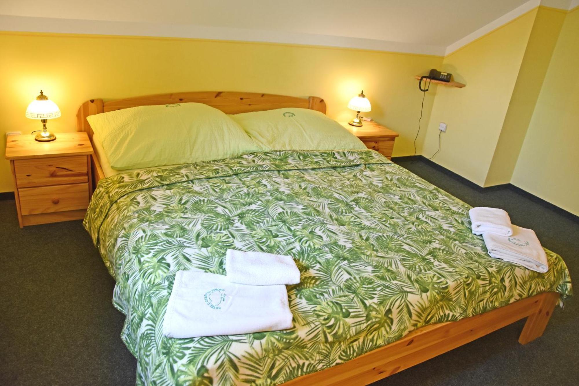 Hotel U Zeleneho Stromu - Zum Gruenen Baum Hřensko Dış mekan fotoğraf