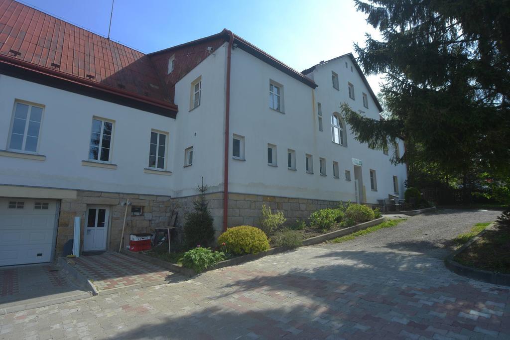 Hotel U Zeleneho Stromu - Zum Gruenen Baum Hřensko Oda fotoğraf